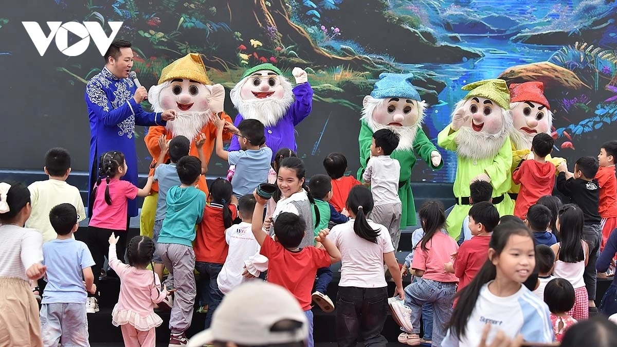 Traditional puppetry art attracts audiences at the Autumn Fair 2025